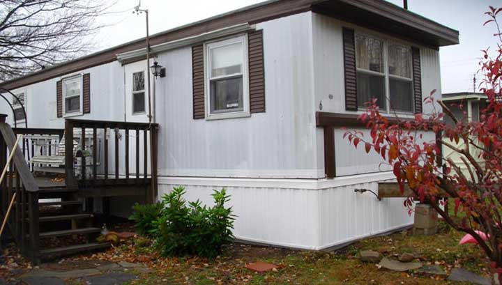 FHAcompliant and noncompliant mobile home skirting and bracing